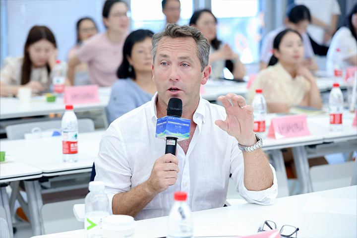 与会嘉宾在知名人力资源公司科锐国际主办的全球化人才发展交流会中各抒己见分享观点