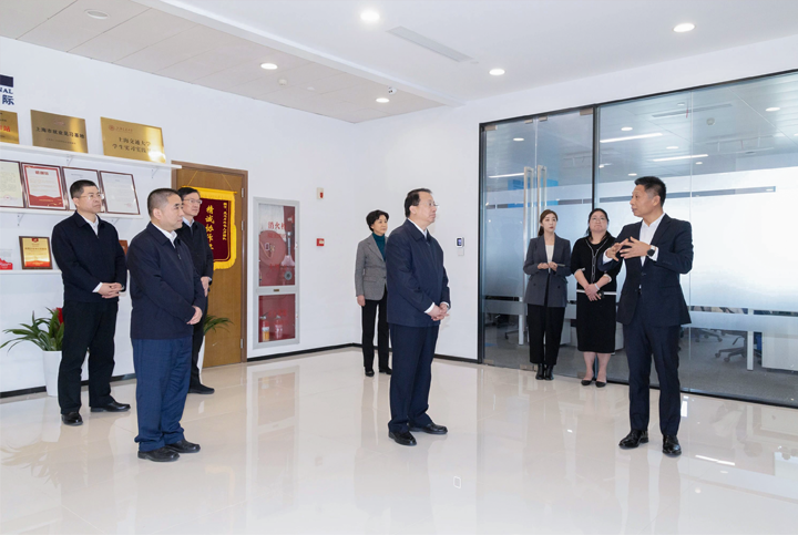 上海市长龚正一行观察AI知名人力资源服务公司科锐国际的AI赋能人力资源数据动态分析平台
